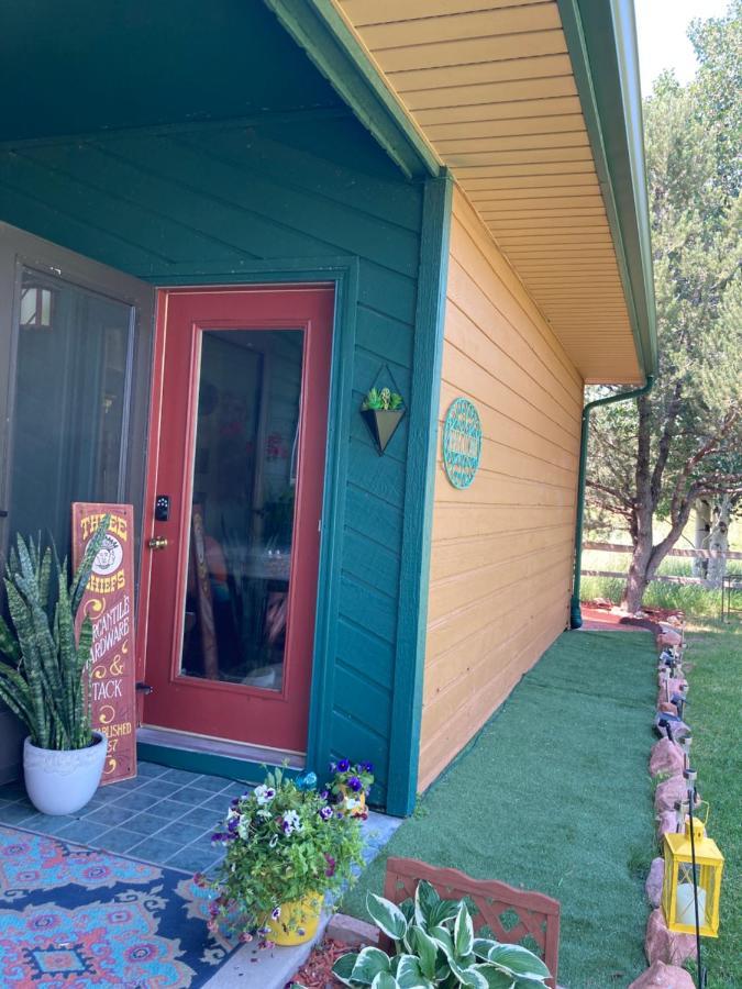 Yellowstone Cattle Baron Ensuite, Private Entrance & Parking - Prairie Rose B&B 夏延 外观 照片