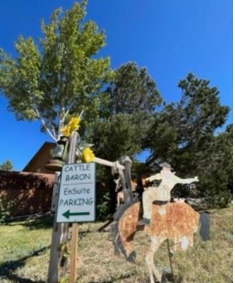 Yellowstone Cattle Baron Ensuite, Private Entrance & Parking - Prairie Rose B&B 夏延 外观 照片