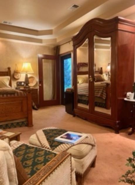 Yellowstone Cattle Baron Ensuite, Private Entrance & Parking - Prairie Rose B&B 夏延 外观 照片