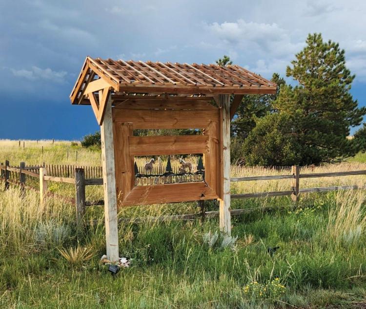 Yellowstone Cattle Baron Ensuite, Private Entrance & Parking - Prairie Rose B&B 夏延 外观 照片